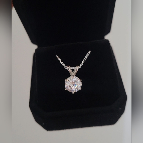 New 2ct Certified moissanite  pendant with a chain - Picture 8 of 10